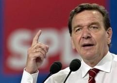 Nach der Ohrfeige für BundeskanzlerGerhard Schröder (SPD) hat der Angreifer seine Tat mitUnzufriedenheit über die Politik des Regierungschefs begründet. (Foto: dpa)