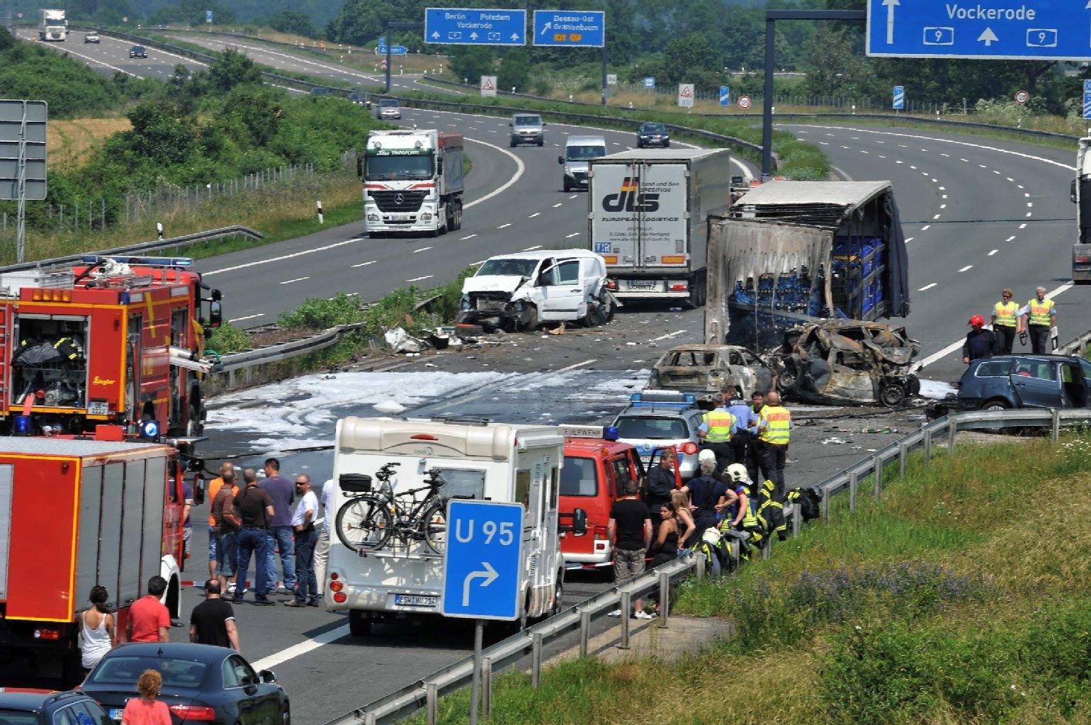 Blick auf die Unfallstelle auf der Autobahn 9 Richtung Berlin kurz vor der Abfahrt Dessau-Ost