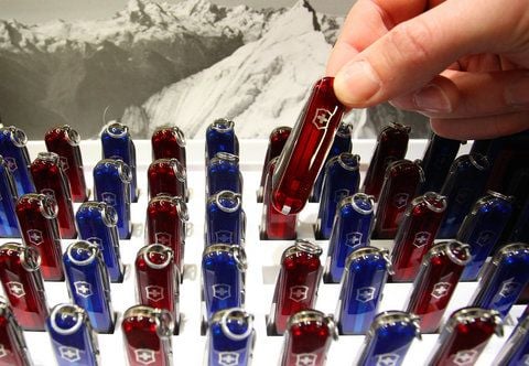Zahlreiche Taschenmesser des Schweizer Unternehmens Victorinox sind in Nürnberg auf der Jagd- und Sportwaffenmesse IWA & OutdoorClassics zu sehen (FOTO: DPA)
