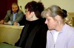 Die im Limburger Doppelmord-Prozess angeklagte Monika Kecke (r) sitzt am Mittwoch (12.02.203) im Gerichtssaal des Limburger Landgerichts neben ihrer Rechtsanwältin Jutta Cromm (M), im Hintergrund ihr ebenfalls angeklagter Mann Lutz Kecke. In dem Prozess um einen sadistischen Doppelmord an zwei 16 Jahre alten Mädchen wird am Mittwoch das Plädoyer der Staatsanwaltschaft erwartet. (Foto: dpa)