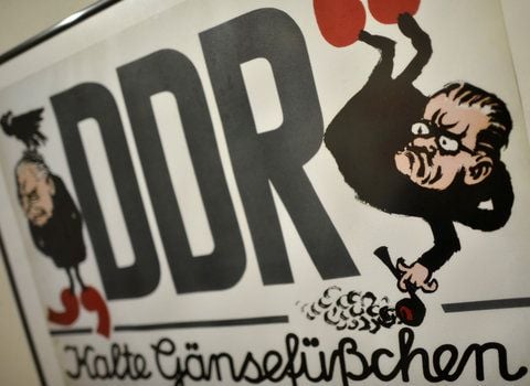 Ein politisches Plakat der DDR von 1968 ist in der Gedenkstätte Roter Ochse in Hallezu sehen. Die Schau zeigt Plakate, die die politischen Auseinandersetzungen im geteilten Deutschland von den 1950er Jahren bis hin zur Wiedervereinigung reflektieren. (FOTO: DPA)