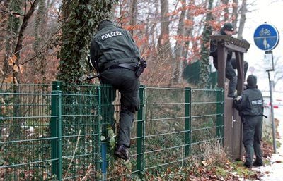 Polizisten durchsuchen ein Waldstück am Rande der Möhnetalsperre (FOTO: DPA)