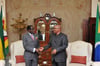 Südafrikas Präsident Jacob Zuma (rechts) und Simbabwes Präsident Robert Mugabe (links) (FOTO: DPA)
