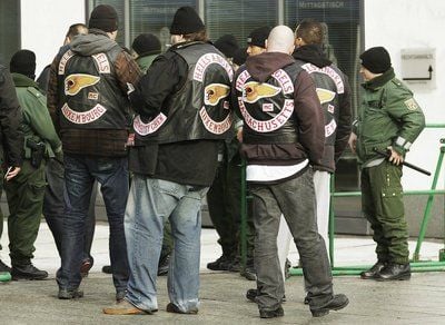Mitglieder der "Hells Angels" warten am Donnerstag in Kaiserslautern anlässlich des Mordprozesses gegen zwei Mitglieder der "Hells Angels" auf dem Gelände des Landgerichts neben Polizisten auf Einlass. (FOTO: DDP)