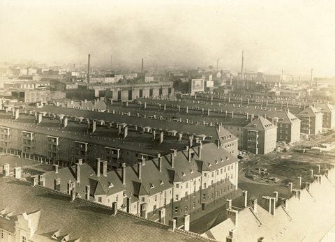 Von Schornsteinen geprägt: Vorn rauchten die der Ofenheizungen, hinten die der Fabriken. Die heutige Hundewiese war noch Baustelle.