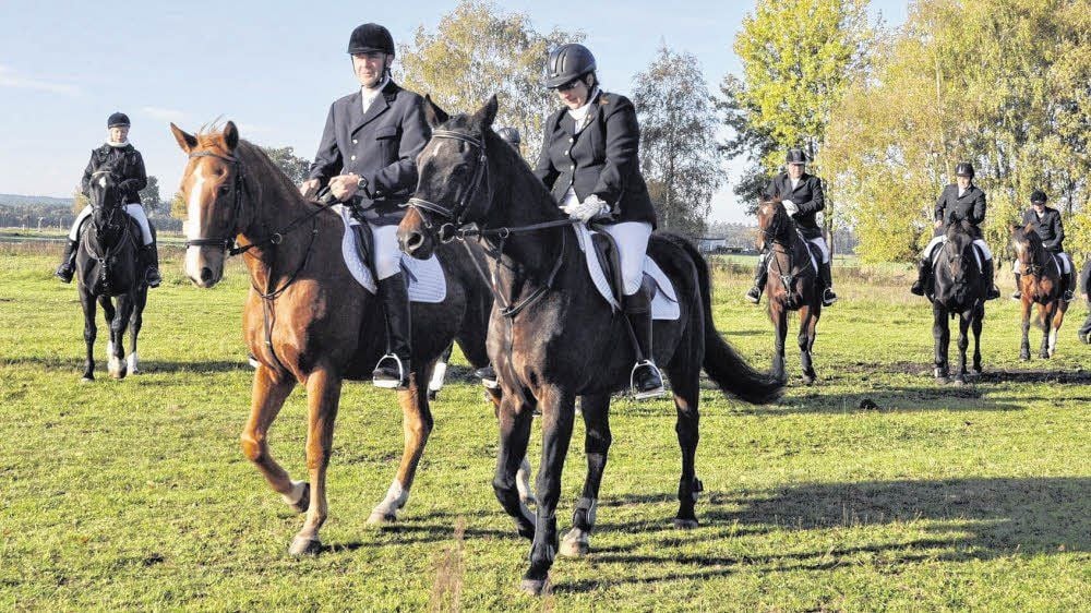 An der 19. Fuchsjagd in Lindwerder nahmen 22 Reiterinnen und Reiter teil. Etwa 25 Kilometer lagen bis zum Ziel vor ihnen.
