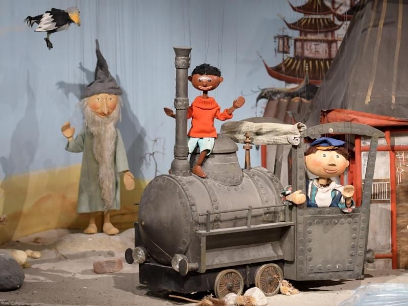 Klassiker der Augsburger Puppenkiste: Tur Tur (l-r), Jim Knopf, Lukas der Lokomotivführer und seine geliebte Emma. Foto: Stefan Puchner