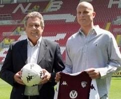 René C. Jäggi (l) stellt im Fritz-Walter-Stadion Neuzugang Carsten Jancker vor. (Foto: dpa)