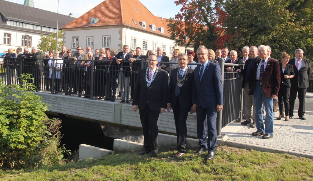 Historisches Bild und auch schon wieder fünf Jahre her: Aus Anlass der 25 Jahre währenden Freundschaft zwischen Blankenburg und Wolfenbüttel und der vereinbarten Städtepartnerschaft war am 3. Oktober 2015 die Bahnhofsbrücke in Wolfenbüttel in Blankenburg-Brücke umbenannt worden. Mit dabei (vorn von links: Heiko Breithaupt, Thomas Pink und Lech Janicki.