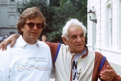 Der US-amerikanische Dirigent Leonard Bernstein (rechts) mit dem deutschen Pianisten Justus Frantz. Bernstein wurde jahrelang vom FBI beschattet. (FOTO: DPA)