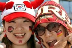Zwei Fußballfans aus Korea feiern in Leipzig. (Foto: dpa)