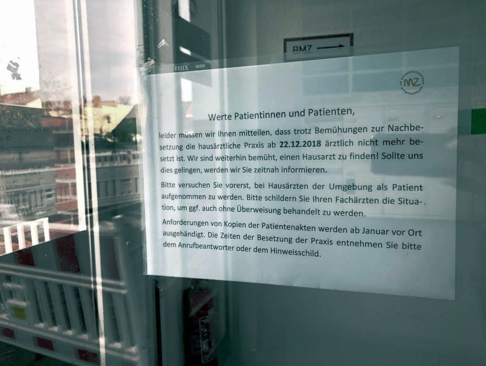 Ein Zettel an der Praxis in der Bahnhofstraße informiert Patienten.