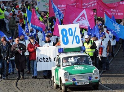 Tausende streikende Lehrer und Angestellte des Öffentlichen Dienstes laufen am 04.02.2009 in Dresden zu einer Kundgebung der Gewerkschaften. (FOTO: DPA)