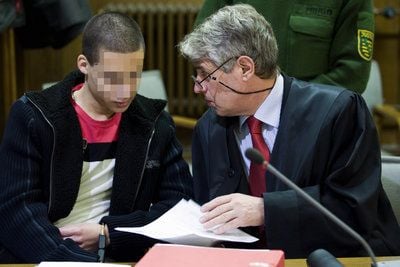 Der im Prozess um den Folterskandal im Jugendgefängnis Regis-Breitingen angeklagte 17-Jährige, Nouredine F. (links), sitzt am Landgericht Leipzig kurz vor Prozessbeginn in einem Verhandlungssaal neben seinem Anwalt Stephan Bonell. (ARCHIVFOTO: DPA)