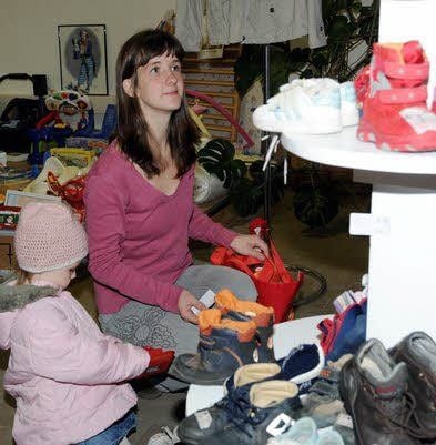 Zum ersten Mal schaute bei der Börse in Annaburg Michaela Ehmke mit Tochter Sarah nach etwas Passendem.