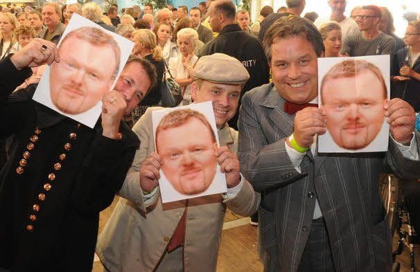 Nervelkitzel ist auf dem Volksfest garantiert. Das Schumann-Trio hat sich mit Raab-Masken ausgerüstet.