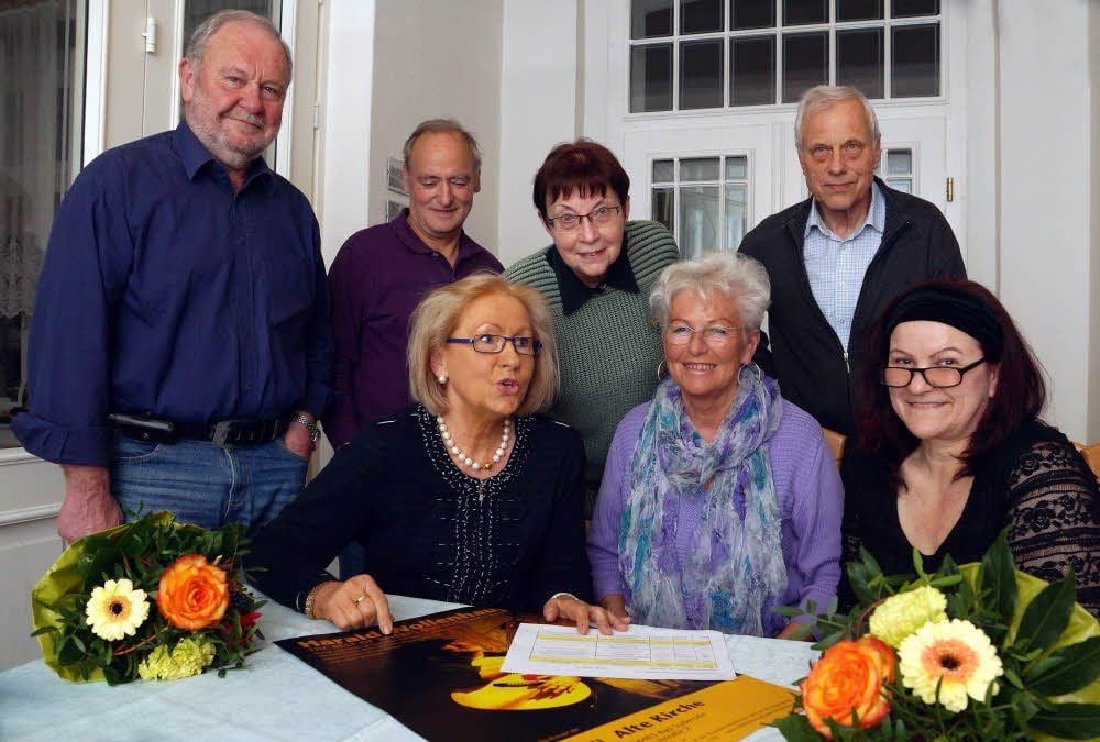Der Freundeskreis Alte Kirche hat einen neuen Vorstand. Die neue Chefin Jutta Skudelny-Stumpf, Ehrenvorsitzende Bianka Kachel und Vizechefin Barbara Rehbein (vorn v.r.) sitzen mit Hartwig Hintner, Dörthe Langanke, Bernd Rieke und Erhard Kachel (hi. v.r.) über dem Veranstaltungsplan.