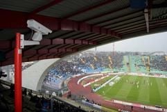 Eine Kamera die die Torauslinie überwacht ist auf der Tribüne im italienischen Udine angebracht (Archivfoto vom 03.12.2007). (Foto: dpa)