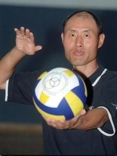 Volleyball-Trainer Hee Wan Lee setzt im Juli 2001 im Trainingslager in Kienbaum bei Berlin zum Aufschlag an (Foto: dpa).
