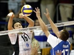 Der deutsche Volleyballspieler Eugen Bakumovski (l) schlägt am Freitagabend (05.09.2003) in der Karlsruher DM-Arena bei einem Vorrundenspiel zur Volleyball-Europameisterschaft gegen Slovakei einen Ball über das Netz. Rechts ist der Slovake Pavel Chudik zu sehen. Deutschland gewinnt das Spiel in 3:1 Sätzen. (Foto: dpa)