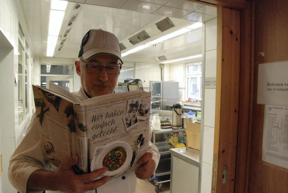 Dieter Heinecke ist Küchenchef im Seniorenheim St. Elisabeth. In seiner Hand: das Kochbuch