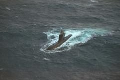 Haushohe Wellen haben am Mittwoch die Rettung eines manövrierunfähig im Atlantik treibenden kanadischen U-Bootes vorerst verhindert. (Foto: dpa)