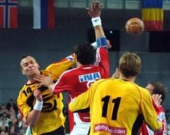 Der Kieler Christian Zeitz (l) wirft auf das kroatische Tor beim Auftaktspiel des Handball-Supercups, bei dem die deutsche Handball-Nationalmannschaft gegen Olympiasieger Kroatien am Mittwoch (26.10.2005) im AWD-Dome in Bremen spielte. (Foto: dpa)