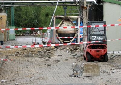Absperrband hängt am Sonntag im Chemiewerk der Bayer Schering Pharma in Bergkamen an der Stelle, an der sich zuvor eine Explosion ereignet hatte. (FOTO: DPA)