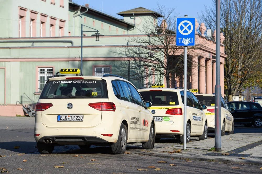 Taxifahren in Naumburg ist ein teures Vergnügen. Landrat Götz Ulrich will bald jedoch die Preise senken.