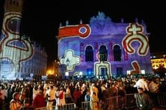 Projektion eines Großbildes auf die Fassade des Opernhauses in Lille in Frankreich, neben Genua in Italien eine der beiden europäischen Kulturhauptstädte des Jahres 2004. (Foto: dpa)