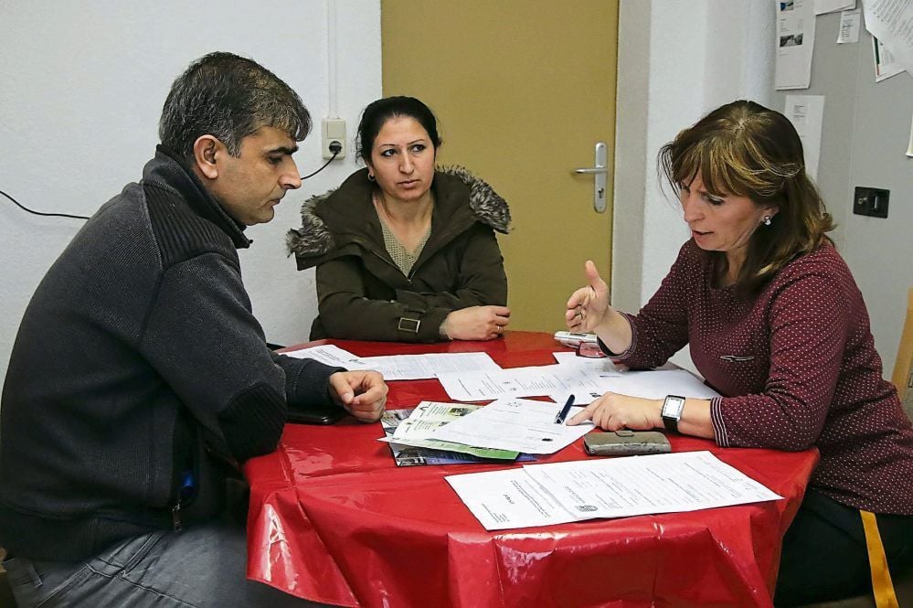Hettstedt: Bengin Murad und Ala Othman besprechen im Annette Künzl, Integrationsbeauftragte beim Arbeiter-Samariter-Bund, die Kita-Anträge.