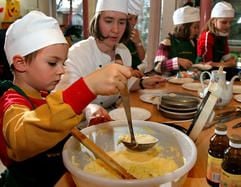 Ruben vom Kinderkochclub der Grundschule Sayda (Sachsen) bereitet unter Anleitung von Köchin Carola Stumpe-Richter den Teig für selbst gemachte erzgebirgische Kartoffelpuffer vor. (Foto: dpa)