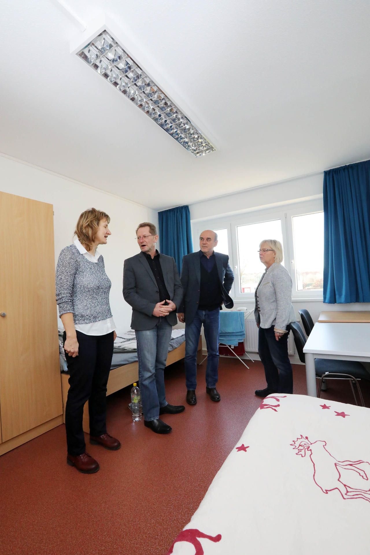 Kathrin Stoye (l.) präsentiert das neue Jugendwohnheim.
