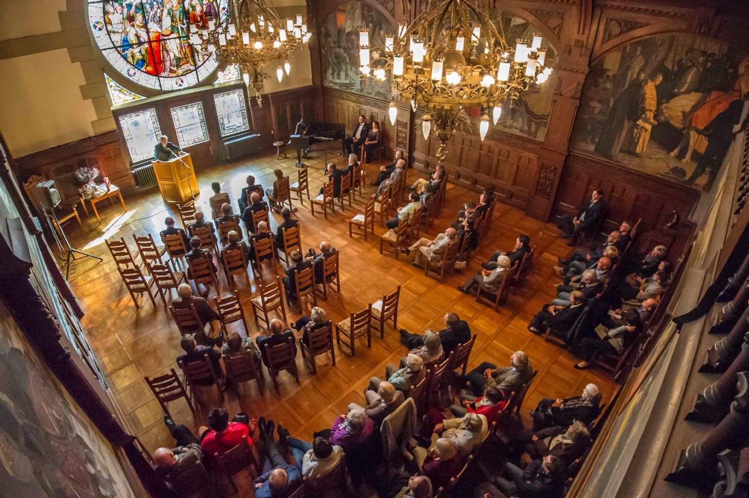 25 Jahre Einheit in Quedlinburg: Während die Sitzplätze für die Bürger im Rathaussaal bis auf dem letzten Platz besetzt waren, klaffte allerdings so manche Lücke in den Reihen der Stadträte.