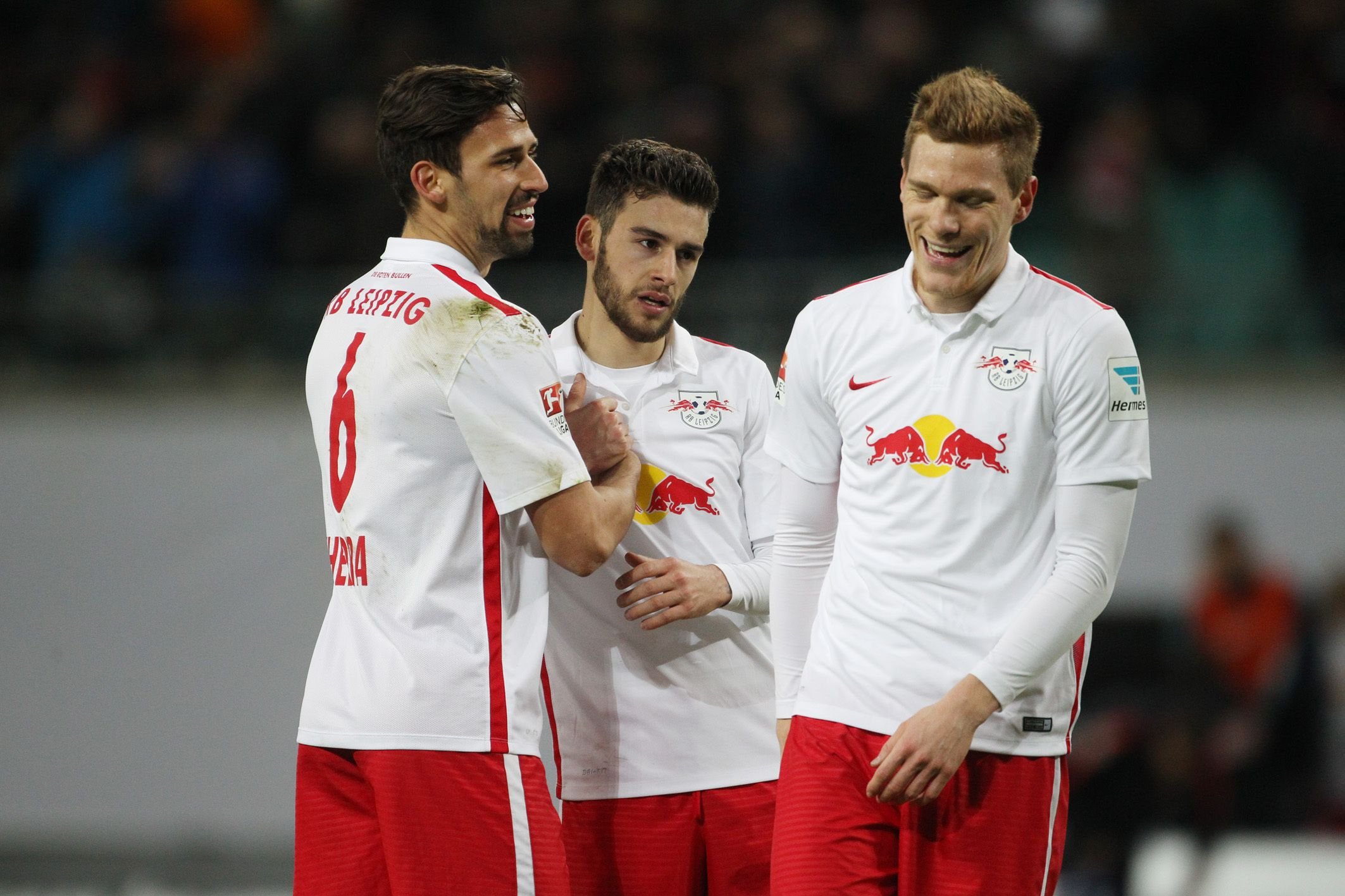 Die Leipziger Rani Khedira (l-r), Massimo Bruno und Marcel Halstenberg jubeln.