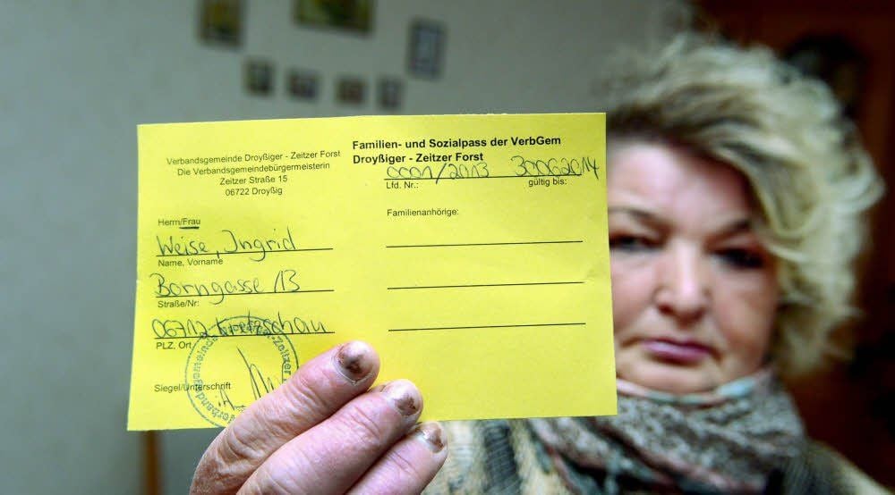 Ingrid Weise hofft, mit ihrem Sozialpass aus Droyßig bald auch Ermäßigungen in Zeitz zu bekommen.