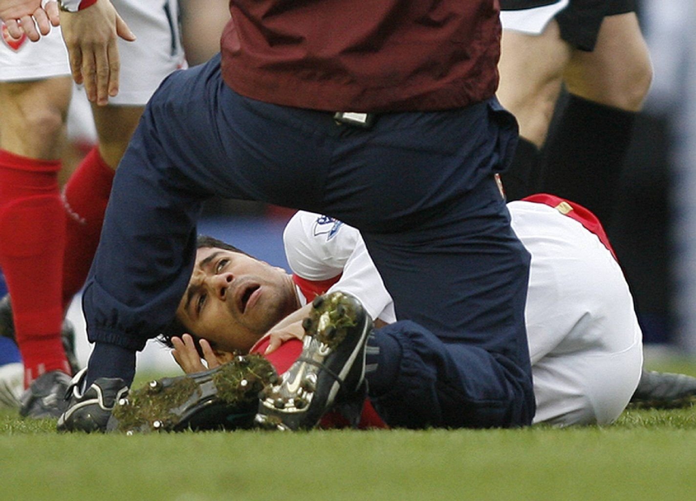 Arsenals Eduardo wurde umgehend behandelt.