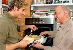 ARD/WDR: "Alfredissimo!" am Freitag (09.11.01) um 16:30 Uhr im Ersten. "Meistens esse ich in Restaurants. Deshalb freue ich mich, wenn ich zu Hause kochen darf oder bekocht werde", sagt Popstar Sasha, der sich mit den Hits "I feel lonely" oder "If you believe" als "Schmusesänger" in die Herzen seiner Fans gesungen hat. Wenn er nicht gerade auf Tournee ist, ist Dortmund, die Familie und die Freunde sein Lebensmittelpunkt. Für "Alfredissimo!" macht er einen Salzbraten, der traditionell immer an Silvester in seiner Familie auf den Tisch kommt. Alfred Biolek kocht für ihn ein italienisches Gericht: Auberginen mit Tomaten und Minze.