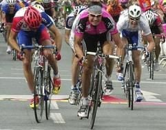 Erik Zabel (2.v.r.) kämpft sich am 1. Mai 2002 beim Profi-Radrennen «Rund um den Henninger Turm» zum Sieg. (Foto: dpa/Archiv)