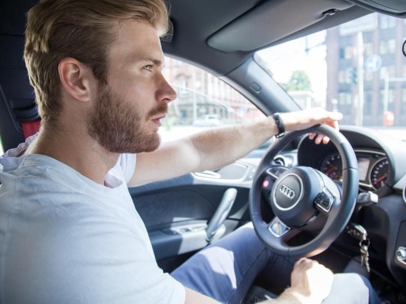 Ist beim Freisprechen im Auto die Soundqualität mies, kann das per Bluetooth gekoppelte Smartphone schuld sein. Foto: Christin Klose/dpa-tmn