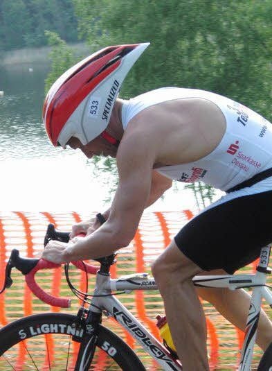 Harry Kühnelt auf dem Rad während eines Landesliga-Triathlons.