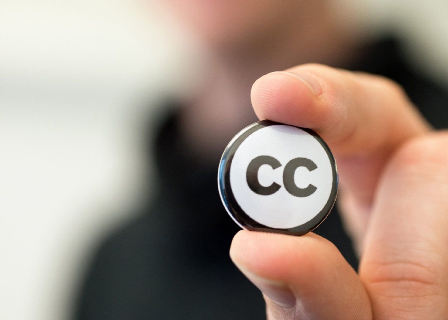 Copyright sieht anders aus: Creative Commons hat viele Befürworter - einige tragen ihre Unterstützung auch mit Buttons zur Schau.