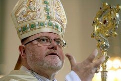 Der neue Erzbischof von München und Freising, Reinhard Marx, predigt im Liebfrauendom in München (Oberbayern) mit dem Bischofstab in seiner Hand. Marx wurde offiziell in sein neues Amt eingeführt. (Foto: dpa)