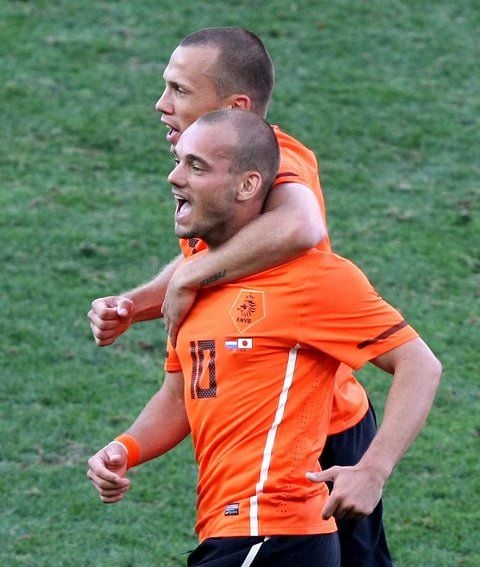 John Heitinga (hinten) umarmt seinen Teamkameraden Wesley Sneijder nach dessen Treffer für die Niederlande. (FOTO: DPA)