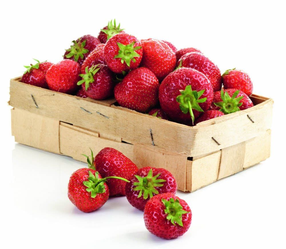 Groß, rot und sicher auch duftend: Erdbeeren im Körbchen.