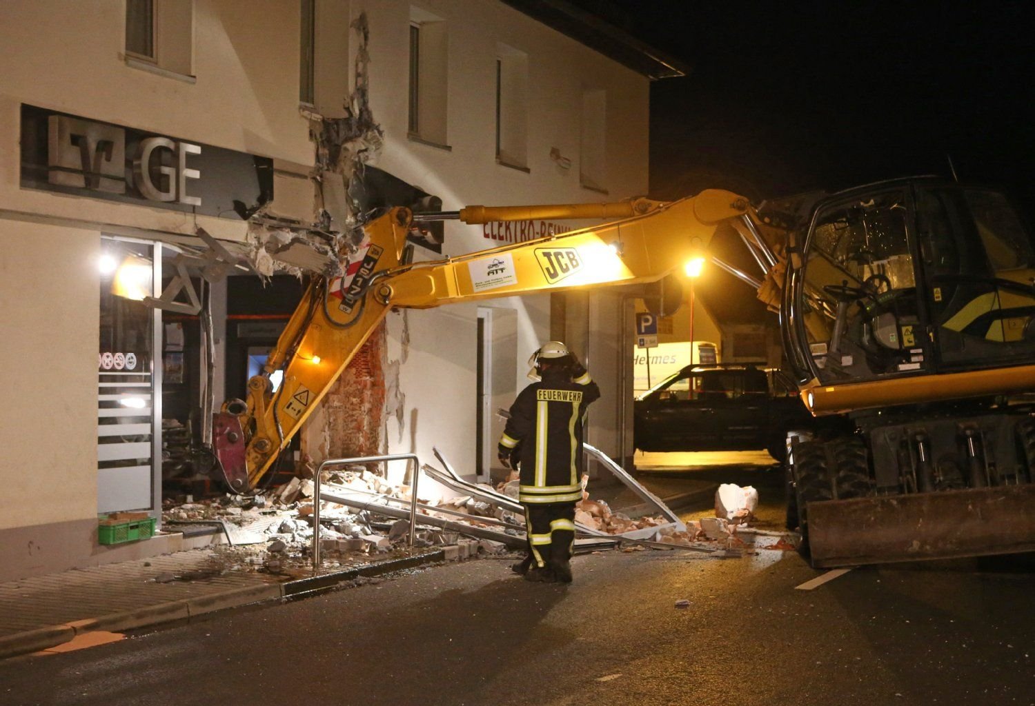 Eine Schneise der Verwüstung samt gestohlenem Baufahrzeug.