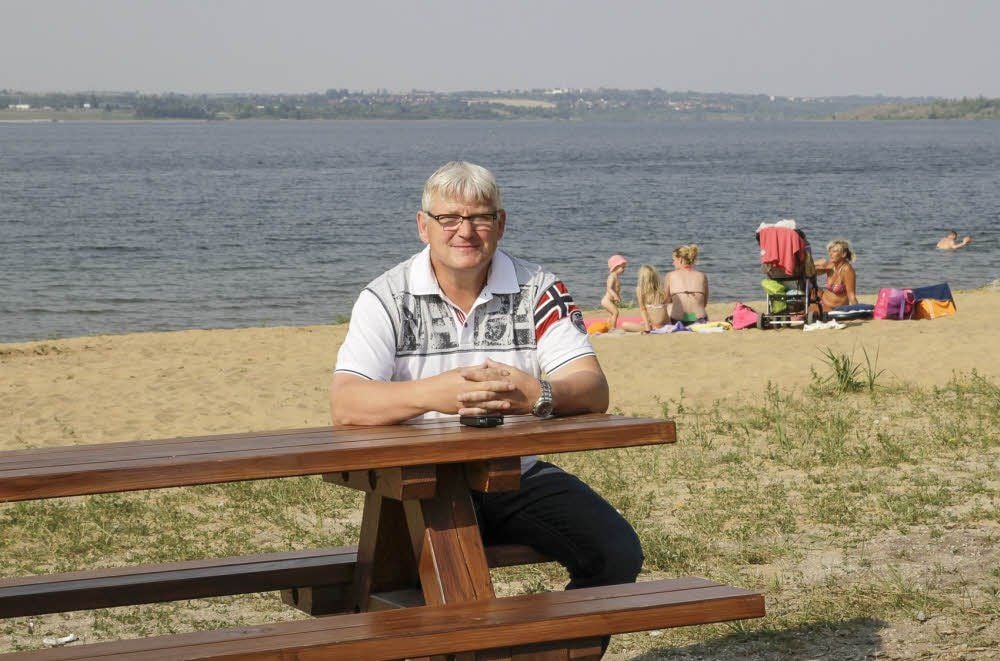 Am Franklebener Geiseltalsee-Badestrand kann man sich jetzt wohl fühlen, meint Ortsbürgermeister Günter Küster. Die Verkehrsbelastung für die Einwohner durch den zunehmenden Besucherstrom sowie die Parkplatz-Zufahrt bereiten ihm jedoch noch große Sorgen.