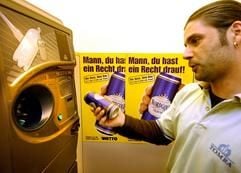 "Mann, du hast ein Recht drauf!" steht auf den Plakaten, vor denen ein junger Mann in der dänische Supermarktkette Netto am Mittwoch (16.06.2004) in Berlin eine Dose Bier zurückgibt. (Foto: dpa)