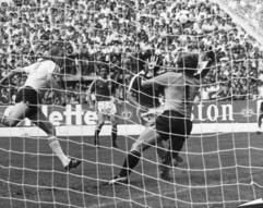 Der deutsche Stürmer Horst Hrubesch (l) köpft zum 1:0 gegen Österreich ein, Torhüter Friedel Koncilia (r) kann nicht parieren im Gruppenspiel der Fußball-Weltmeisterschaft im Stadion von Gijon (dpa-Archivfoto vom 25.06.1982).