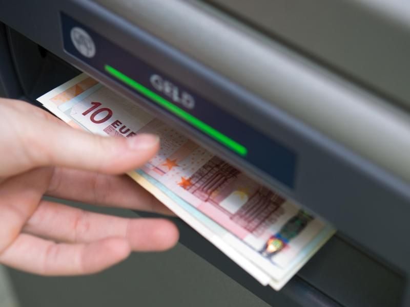 Geld her: Bei vielen Automaten kostet das Abheben extra. Die Gebühren variieren, werden aber im Laufe des Vorgangs angezeigt. Foto: Andrea Warnecke